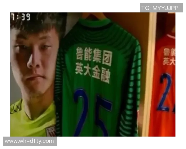 鲁能与恒大激战21轮争夺榜首荣耀双方球员全力以赴展现足球魅力