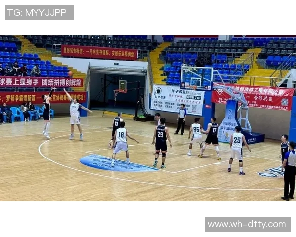 广州篮球队团队协作引发热议球迷对战术配合和球员默契提出质疑